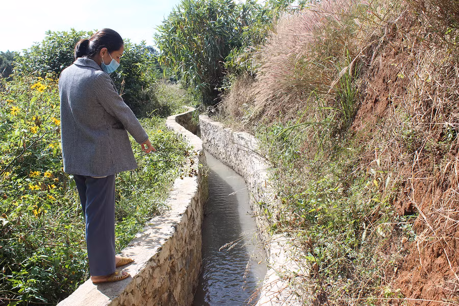  Kênh Ia Rưng II (đoạn thị trấn Phú Hòa) đã được kiên cố hóa. Ảnh: Nguyễn Hồng