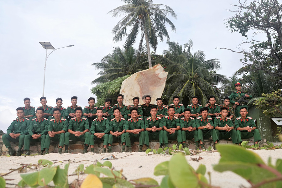 Các chiến sĩ thuộc Trung đội Hòn Từ. Ảnh: M.T.H