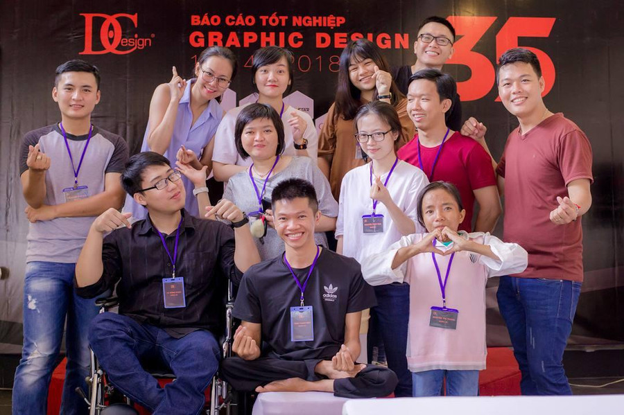 Anh Trần Thành Hiếu (ngồi giữa) dành dụm tiền bán vé số để mua máy tính, học thiết kế