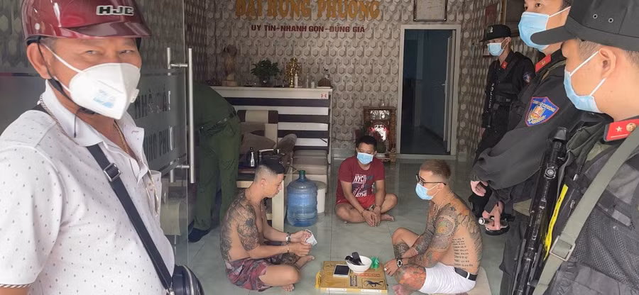 Các nghi phạm bị bắt. Ảnh: Thanh Tuyền