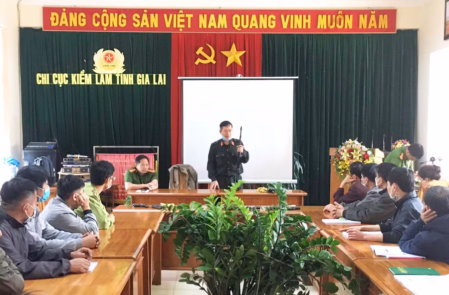 Lực lượng Kiểm lâm tỉnh được huấn luyện kỹnăng bắn súng tiểu liên AK. Ảnh: Thanh Hoàng