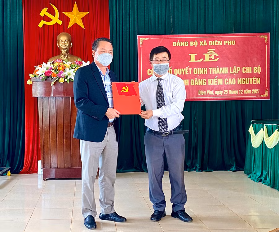 Ông Dương Hàn Vũ-Bí thư Đảng ủy, Chủ tịch HĐND xã Diên Phú (bìa phải) trao quyết định thành lập Chi bộ Công ty TNHH Đăng kiểm Cao Nguyên. Ảnh: Mộc Trà Ông Dương Hàn Vũ-Bí thư Đảng ủy, Chủ tịch HĐND xã Diên Phú (bìa phải) trao quyết định thành lập Chi bộ Công ty TNHH Đăng kiểm Cao Nguyên. Ảnh: Mộc Trà
