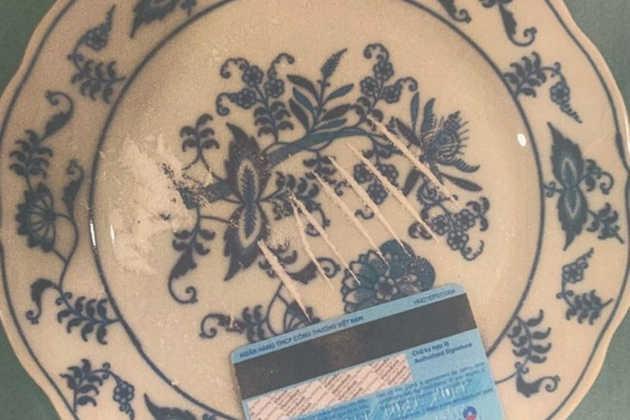 Chiếc đĩa sứ có ma tuý nhóm Ánh sử dụng, bị thu giữ. Ảnh: L.N