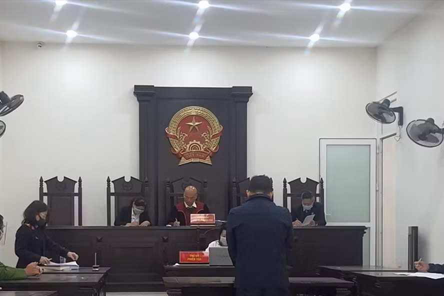 Phiên toà xét xử Nguyễn Văn Tùng về hành vi trộm cắp tài sản. Ảnh: V.D