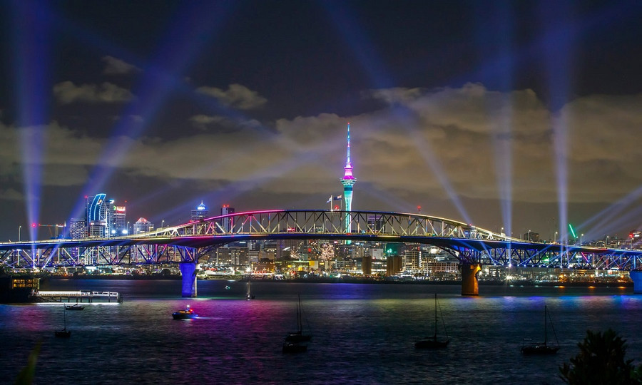  Màn trình diễn ánh sáng trên cầu cảng Auckland, New Zealand. (Ảnh: Getty Images).