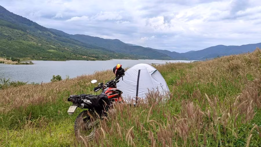 Dương Trần vừa có chuyến cắm trại một mình tại hồ Kala, Di Linh, Lâm Đồng. Ảnh: Dương Trần