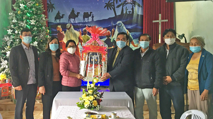 Đại diện lãnh đạo thị xã An Khê (bên trái) thăm và tặng quà nhân dịp Giáng sinh tại Chi hội Tin Lành An Khê (phường An Phú, thị xã An Khê). Ảnh: Ngọc Anh