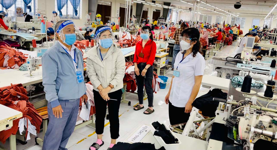 Đoàn kiểm tra liên ngành số 7 kiểm tra công tác phòng chống dịch Covid-19 tại Công ty Cổ phần May Gia Lai. Ảnh: Vũ Thảo