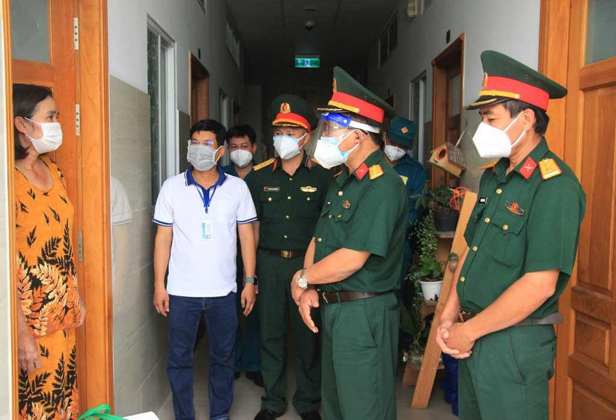 Tổ công tác của Sư đoàn 302 phối hợp Ban Chỉ huy quân sự Q.7 thăm hỏi người dân ở tòa nhà xảy ra hỏa hoạn ngay lúc TP.HCM giãn cách xã hội