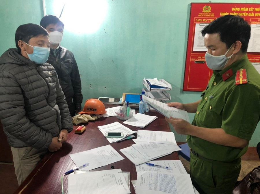 Công an TP.Đà Nẵng tống đạt quyết định khởi tố bị can. Ảnh: Nguyễn Tú