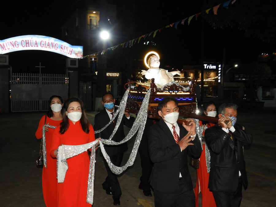 Rước tượng Chúa hài đồng trong Lễ Giáng sinh. Ảnh: Thanh Nhật Rước tượng Chúa hài đồng trong Lễ Giáng sinh (0472)
