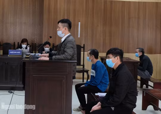 Lê Xuân Hoàng (đứng) bị đề nghị 17-18 năm tù