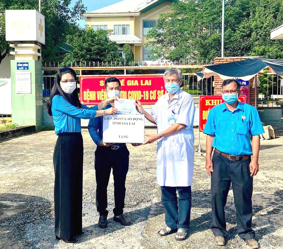 Lãnh đạo liên đoàn Lao động tỉnh Gia Lai thăm, tặng quà đoàn viên Công đoàn là đội ngũ ym bác sĩ tại Trung tâm Y tế huyện Ia Pa. Ảnh: Đinh Yến