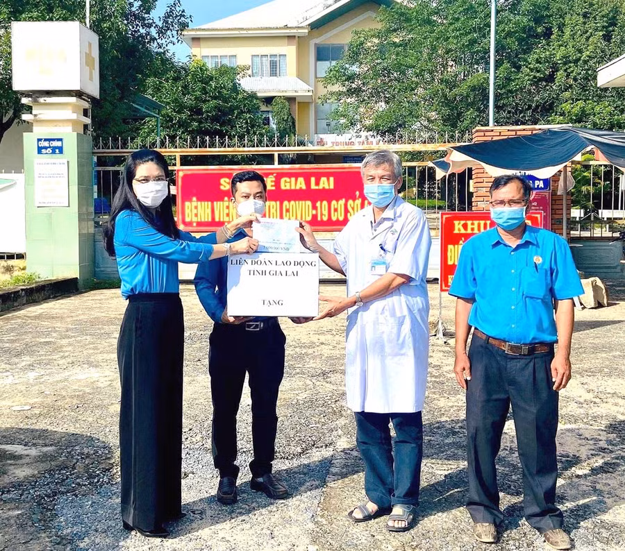 Lãnh đạo liên đoàn Lao động tỉnh Gia Lai thăm, tặng quà đoàn viên Công đoàn là đội ngũ ym bác sĩ tại Trung tâm Y tế huyện Ia Pa. Ảnh: Đinh Yến