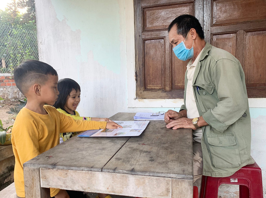  Ông Phan Thoan (tổ dân phố 9, thị trấn Phú Túc, huyện Krông Pa) kể cho các cháu nhỏ nghe về những tấm gương hiếu học trong dòng họ. Ảnh: Vũ Chi