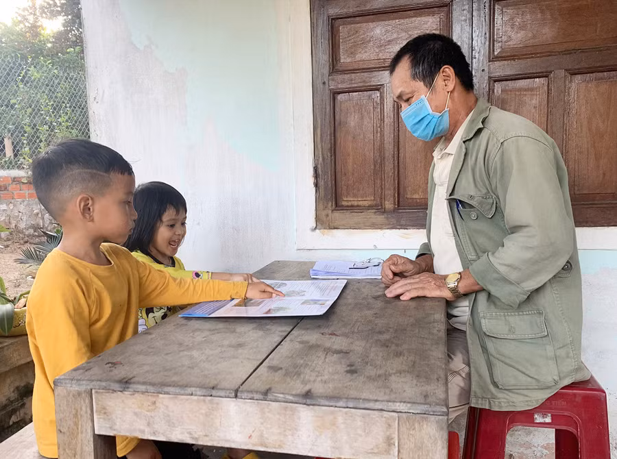  Ông Phan Thoan (tổ dân phố 9, thị trấn Phú Túc, huyện Krông Pa) kể cho các cháu nhỏ nghe về những tấm gương hiếu học trong dòng họ. Ảnh: Vũ Chi