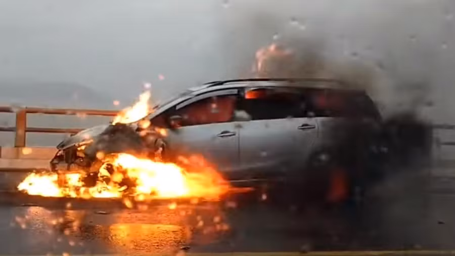 Ô tô bốc cháy ngùn ngụt khi đang lưu thông trên cầu Nhơn Hội. Ảnh: Cắt từ clip