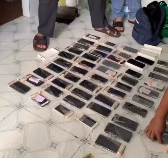  71 điện thoại được công an thu giữ.