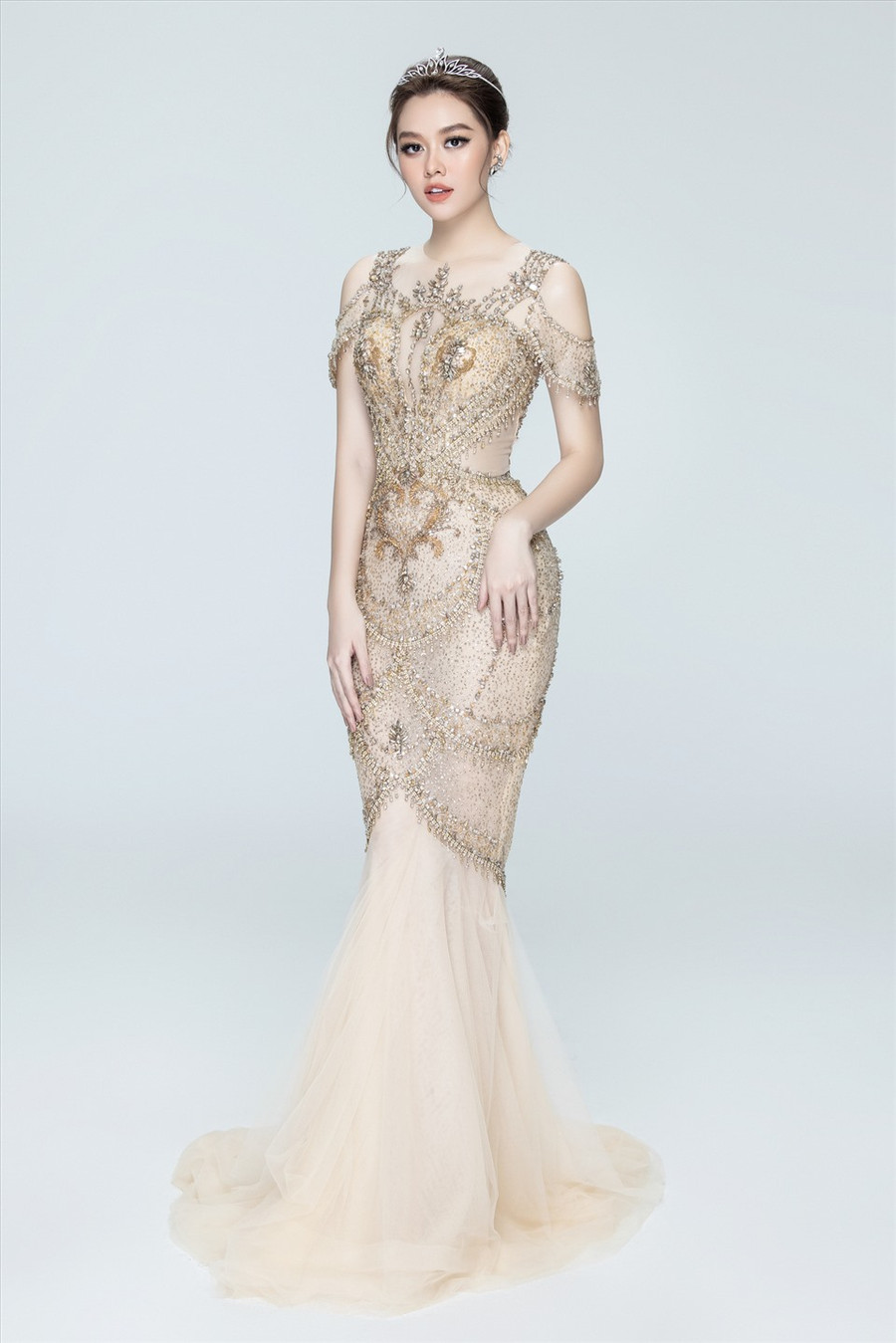 Luôn lựa chọn và theo đuổi hình tượng nữ tính, thanh lịch, Tường San luôn là một điểm nhấn mỗi khi bộ 3 Miss World Vietnam 2019 tái ngộ. Ảnh: Sen Vàng.