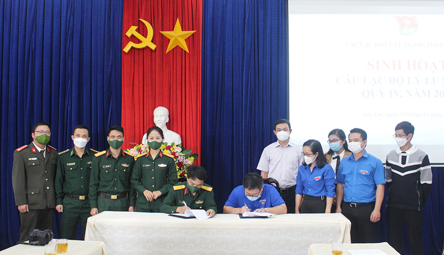  Câu lạc bộ Lý luận trẻ tỉnh và Ban Tuyên huấn-Phòng Chính trị (Bộ Chỉ huy Quân sự tỉnh) ký kết chương trình phối hợp. Ảnh: Phan Lài 