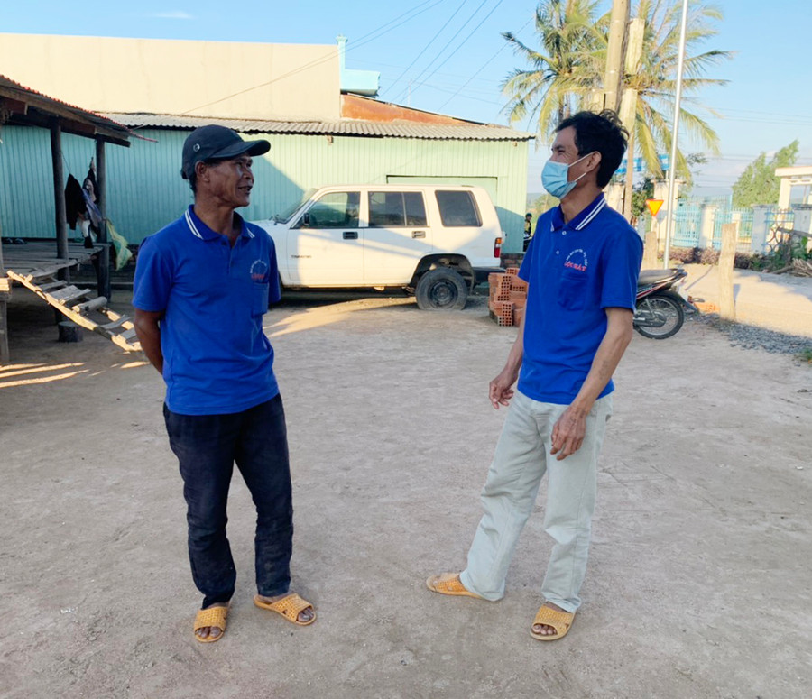 Anh Đinh Kót (bìa phải; làng Ó) vận động người dân xây dựng nếp sống mới. Ảnh: R'Ô HOK Anh Đinh Kót (bìa phải; làng Ó) vận động người dân xây dựng nếp sống mới. Ảnh: R'Ô HOK