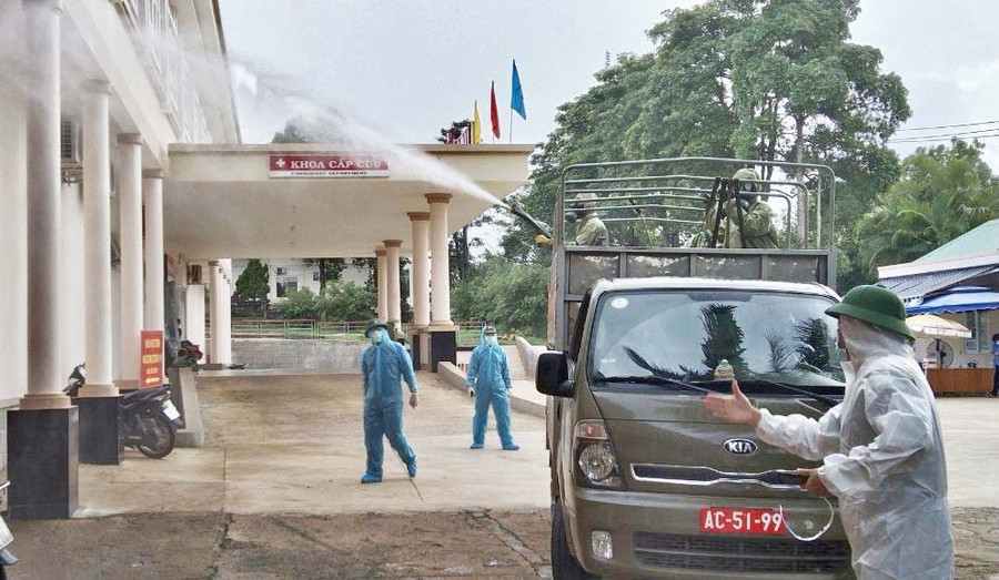 Lực lượng quân đội phun hóa chất khử khuẩn tại Bệnh viên Đa khoa tỉnh Gia Lai. Ảnh: Như Nguyện