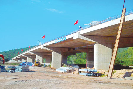 Dự án Cải tạo cầu yếu và cầu kết nối trên các quốc lộ sẽ giảm ùn tắc giao thông. Ảnh: Bộ GTVT