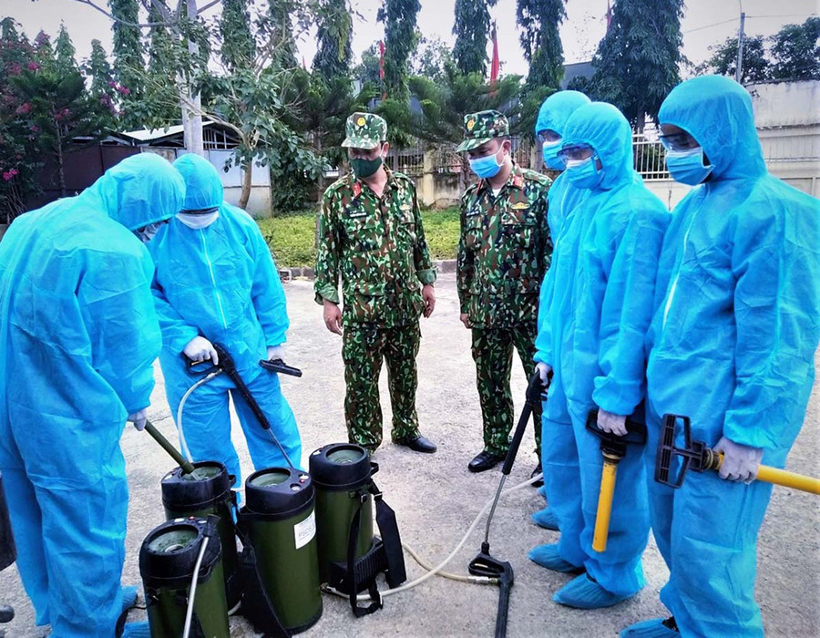 Cán bộ, chiến sĩ Bộ Chỉ huy Quân sự tỉnh chuẩn bị phun hóa chất khử khuẩn tại khu vực cách ly tập trung. Ảnh: Vĩnh Hoàng Bộ Chỉ huy Quân sự tỉnh thực hiện nhiệm vụ phun hóa chất khử khuẩn khu vực cách ly tập trung. Ảnh: Vĩnh Hoàng