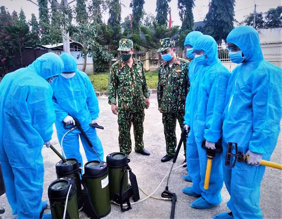 Bộ Chỉ huy Quân sự tỉnh thực hiện nhiệm vụ phun hóa chất khử khuẩn khu vực cách ly tập trung. Ảnh: Vĩnh Hoàng 