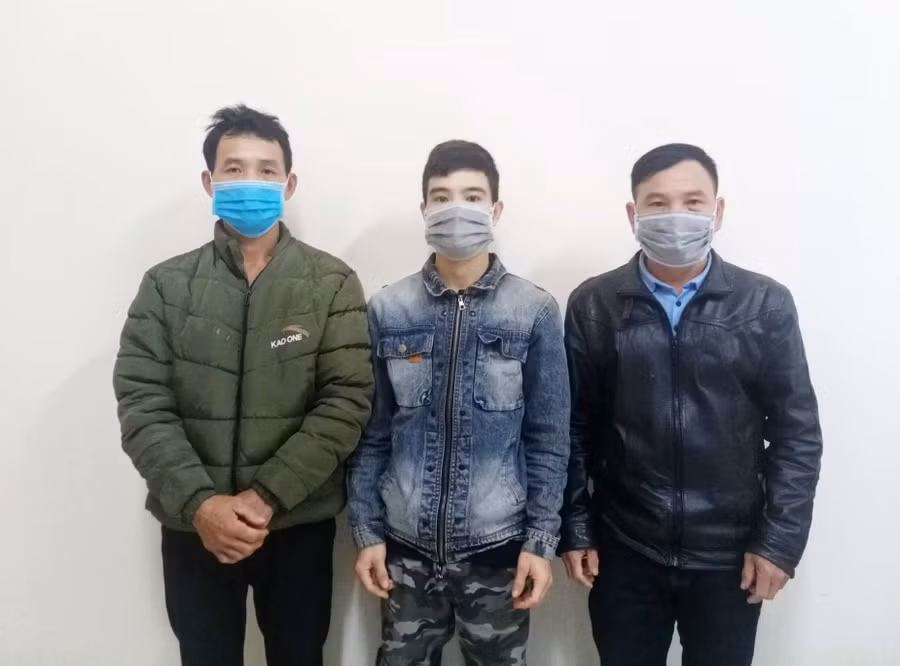 Các đối tượng chống người thi hành công vụ gồm Phong (từ trái qua), Hiểu, Duẩn tại cơ quan điều tra Công an huyện Kbang (ảnh Công an Kbang cung cấp)