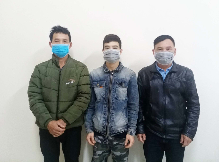 Các đối tượng chống người thi hành công vụ: Phong, Hiếu, Duẩn (từ trái sang) tại Cơ quan Cảnh sát Điều tra Công an huyện Kbang. Ảnh Công an huyện Kbang cung cấp Các đối tượng chống người thi hành công vụ gồm Phong (từ trái qua), Hiểu, Duẩn tại cơ quan điều tra Công an huyện Kbang (ảnh Công an Kbang cung cấp)