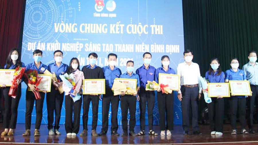 Trao giải cho các ý tưởng khởi nghiệp xuất sắc nhất. Ảnh: Ánh Kiều