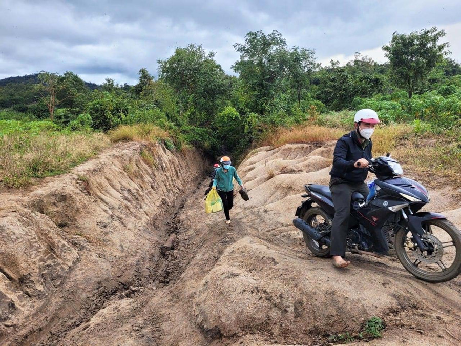 Tổ truy vết phải vượt qua những đoạn đường trắc trở để tìm F1. Ảnh: Lê Văn Ngọc Tổ truy vết phải vượt qua những đoạn đường trắc trở để tìm F1. Ảnh: Lê Văn Ngọc