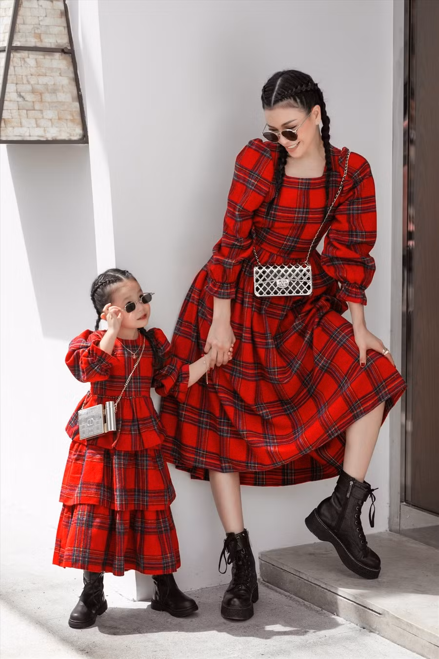 Chỉ hơn 3 tuổi nhưng bé Sophia rất lanh lợi, nhạy bén và năng động. Ngoài ra, cô nàng còn là một “tín đồ” thời trang nhí rất sành điệu. Được chính người mẹ có gu thời trang, nên Sophia cũng “hưởng lây” phong cách thời trang này.