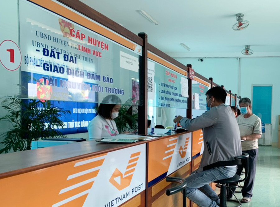  Người dân huyện Phú Thiện làm thủ tục đăng ký cấp giấy chứng nhận quyền sử dụng đất. Ảnh: Hồng Thương