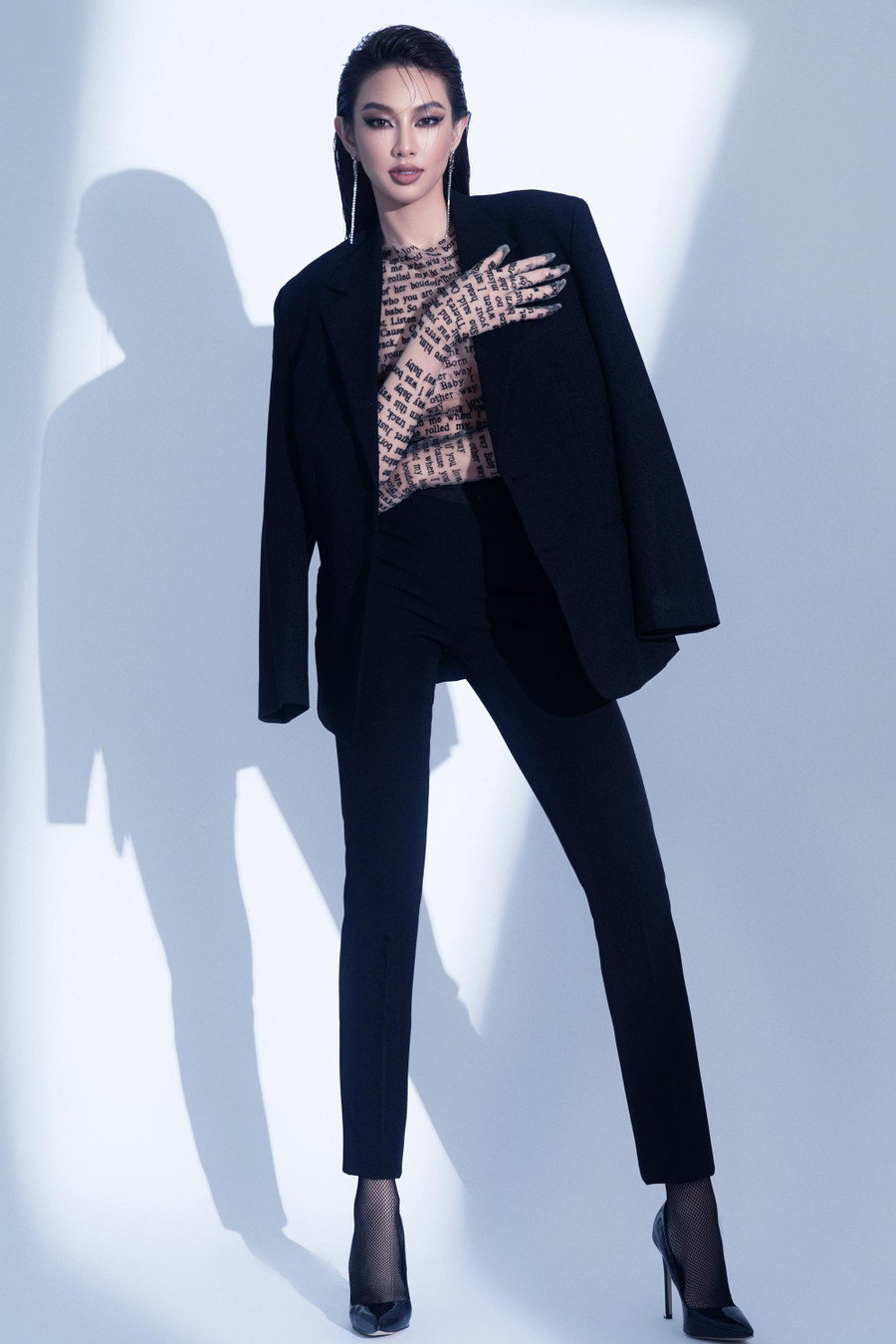 Ngoài ra, trong một cuộc trò chuyện với fan, khi được khán giả hỏi: “Tiên thấy thế nào khi có nhiều người nói bạn đăng quang chỉ để lợi dụng truyền thông của Việt Nam