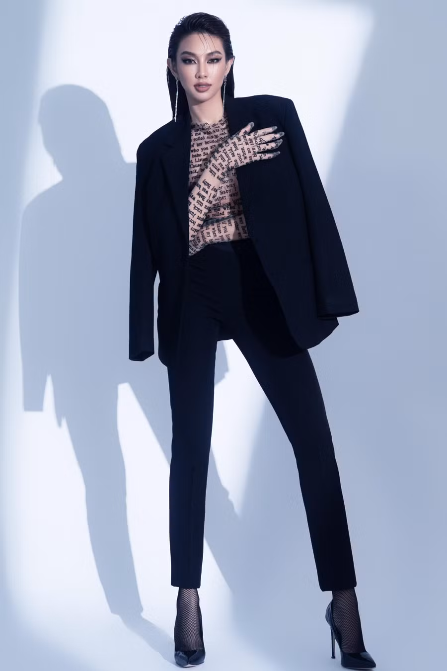 Ngoài ra, trong một cuộc trò chuyện với fan, khi được khán giả hỏi: “Tiên thấy thế nào khi có nhiều người nói bạn đăng quang chỉ để lợi dụng truyền thông của Việt Nam