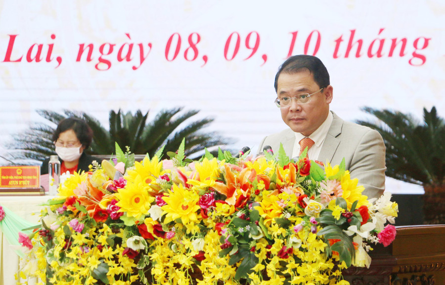 Phó Chủ tịch UBND tỉnh Hồ Phước Thành trả lời kiến nghị của cử tri gửi đến kỳ thư 4 HĐND tỉnh khóa XII. Ảnh: Tấn Thi