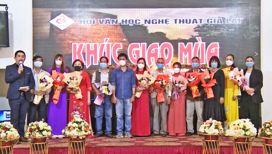 Trong năm 2021, Hội Văn học Nghệ thuật Gia Lai đã đổi mới hình thức sinh hoạt bằng hình thức làm clip các chương trình thơ nhạc với sự tham gia của đông đảo hội viên chuyên ngành Văn học. Ảnh: Đào An Duyên