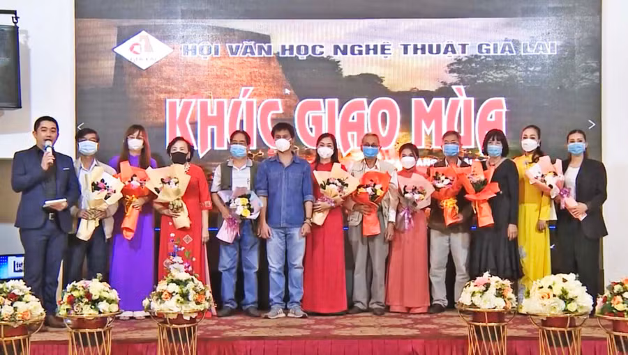 Trong năm 2021, Hội Văn học Nghệ thuật Gia Lai đã đổi mới hình thức sinh hoạt bằng hình thức làm clip các chương trình thơ nhạc với sự tham gia của đông đảo hội viên chuyên ngành Văn học. Ảnh: Đào An Duyên