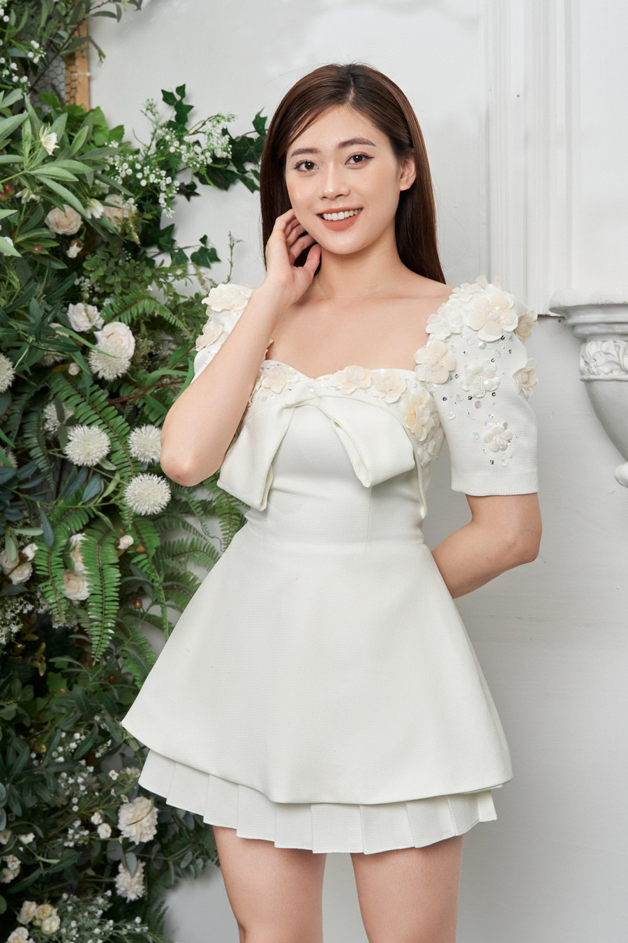 Thiết kế với hàng trăm chi tiết được đính kết thủ công, cắt cúp đầy kỹ thuật và form dáng đặc trưng của nhà mốt Louisa trên nền vải taffeta & tweed trứ danh.