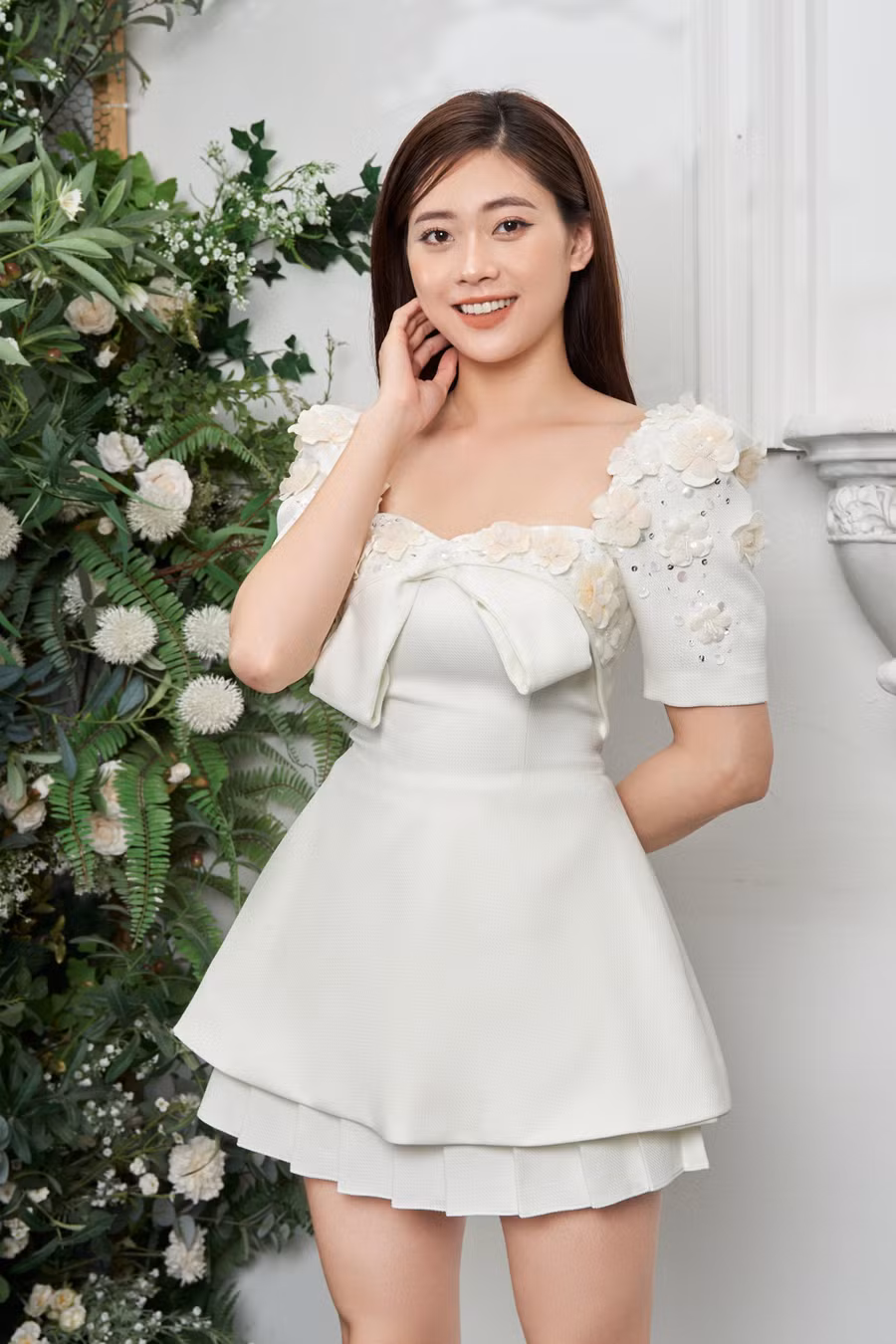 Thiết kế với hàng trăm chi tiết được đính kết thủ công, cắt cúp đầy kỹ thuật và form dáng đặc trưng của nhà mốt Louisa trên nền vải taffeta & tweed trứ danh.