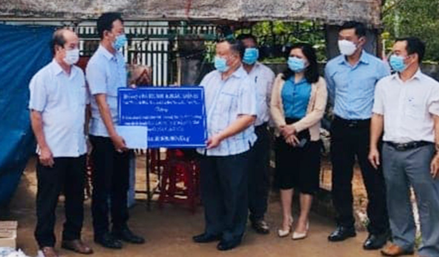  Đồng chí Đinh Khắc Đính (người thứ 3 từ bên trái qua)-Phó Chủ tịch Hội ND Việt Nam trao quà cho ông Trần Quốc Sỹ-Chủ tịch UBND xã Ia Glai, huyện Chư Sê. Ảnh: Hoàng Cư