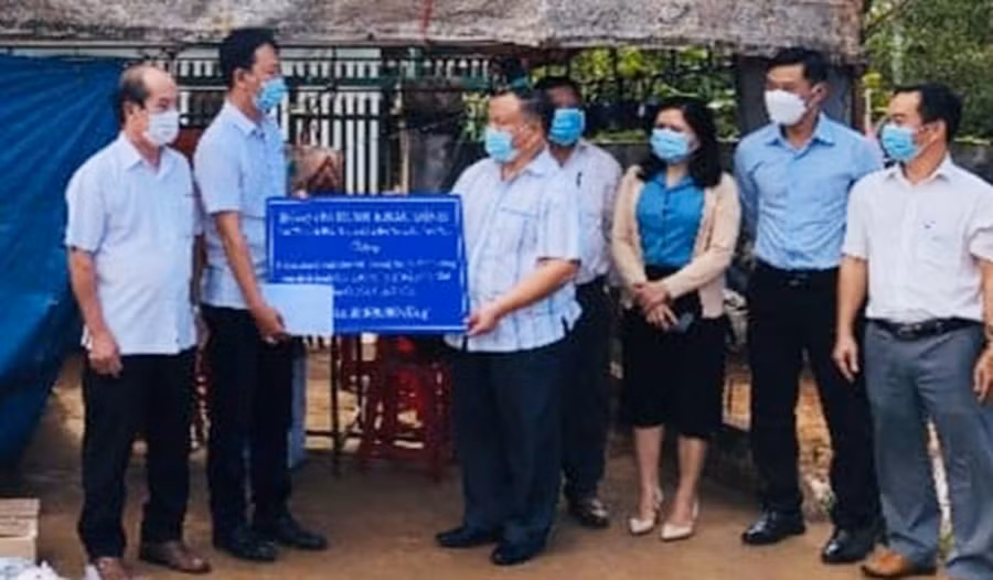  Đồng chí Đinh Khắc Đính (người thứ 3 từ bên trái qua)-Phó Chủ tịch Hội ND Việt Nam trao quà cho ông Trần Quốc Sỹ-Chủ tịch UBND xã Ia Glai, huyện Chư Sê. Ảnh: Hoàng Cư