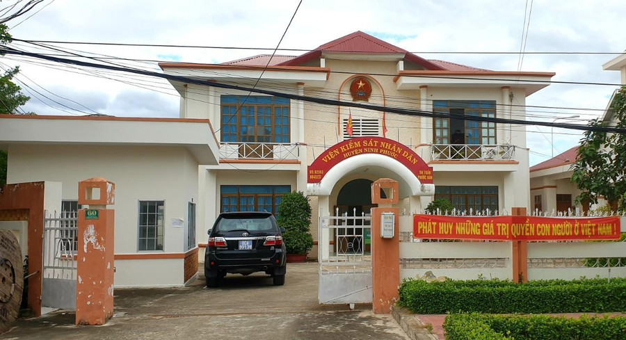 Sáng 14.12, VKSND Tối cao tống đạt quyết định khởi tố bị can đối với bà Bình. Ảnh: Thiện nhân Sáng 14.12, VKSND Tối cao tống đạt quyết định khởi tố bị can đối với bà Bình. Ảnh: Thiện nhân