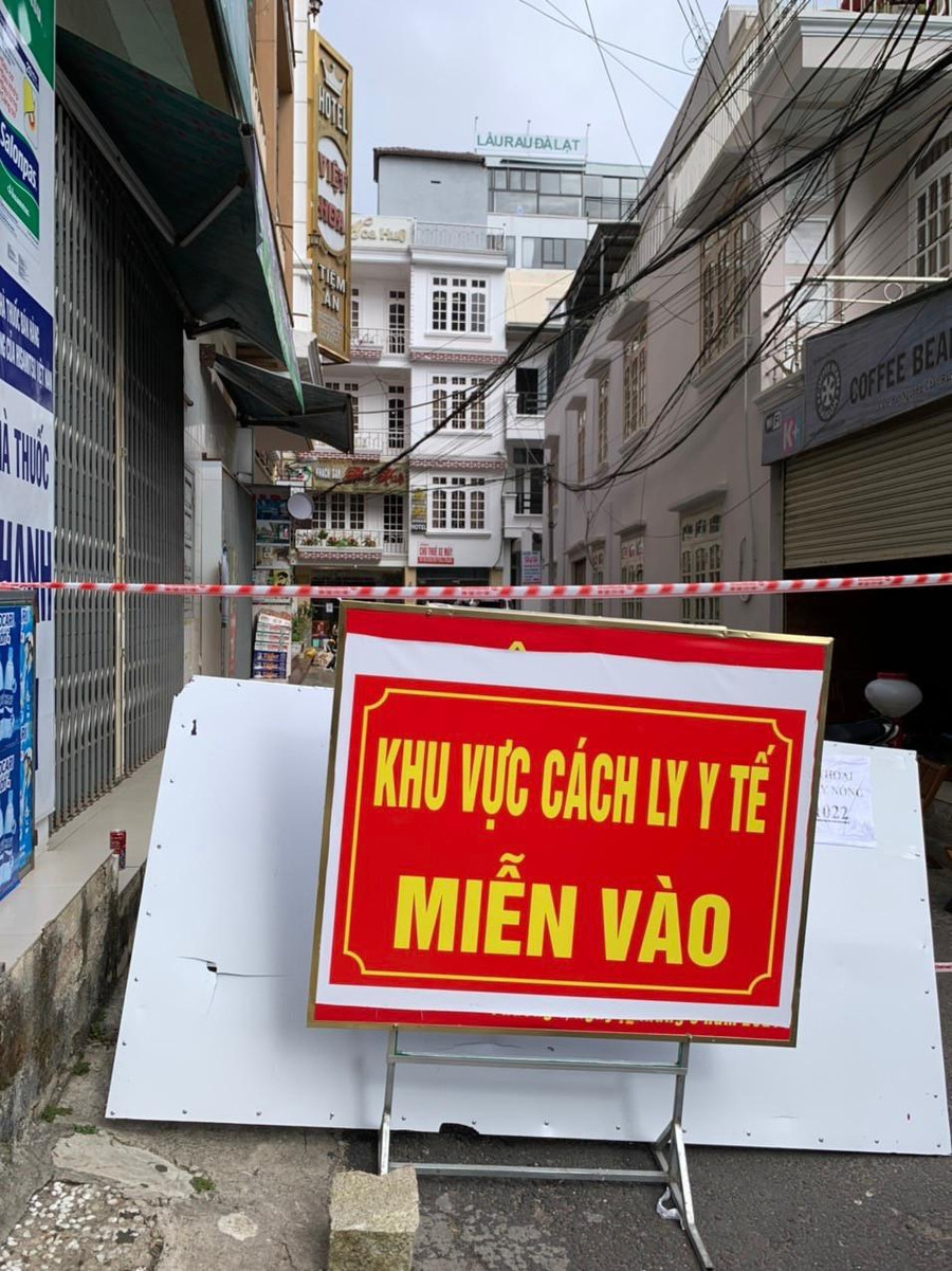 Cách ly một con hẻm trên đường Phan Bội Châu, cạnh chợ Đà Lạt để truy vết lấy mẫu xét nghiệm Covid-19 sau khi khu vực này xuất hiện nhiều ca nhiễm Covid-19. Ảnh: Lâm Viên