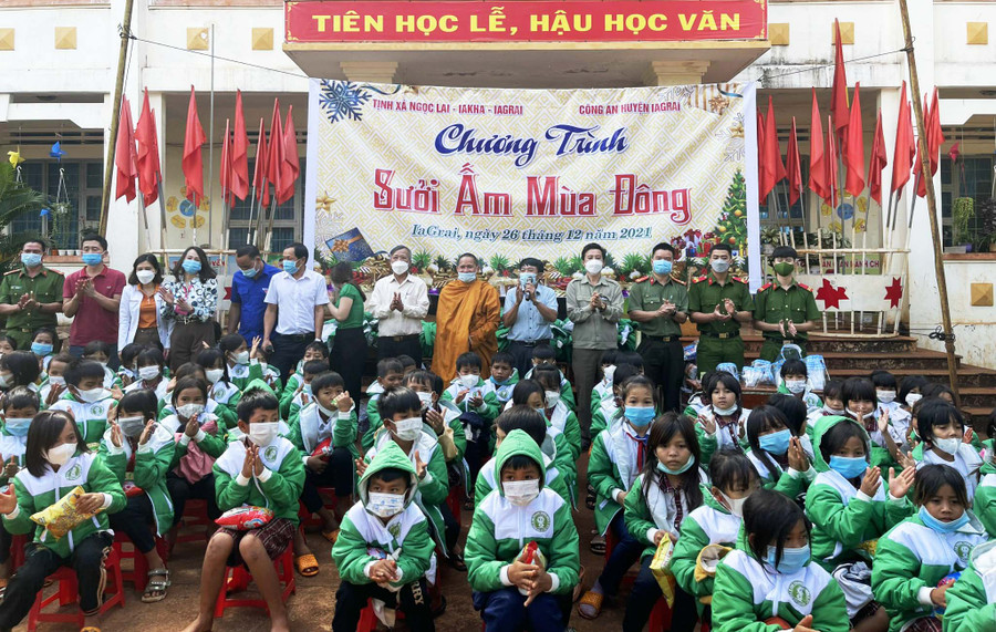 Các em học sinh trường Tiểu học Cù Chính Lan, xã Ia Chia, huyện Ia Grai mặt những chiếc áo ấm mới do Công an huyện phối hợp với Tịnh xá Ngọc Lai trao tặng. Ảnh: Ngọc Anh