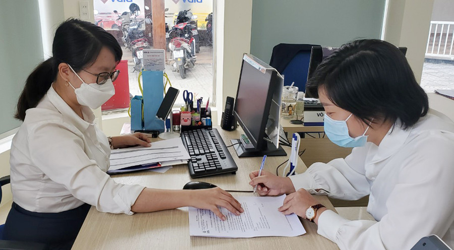 Khách hàng giao dịch tại Phòng Giao dịch Phù Đổng trực thuộc BIDV Gia Lai. Ảnh: Sơn Ca Khách hàng giao dịch tại Phòng Giao dịch Phù Đổng trực thuộc BIDV Gia Lai. Ảnh: Sơn Ca