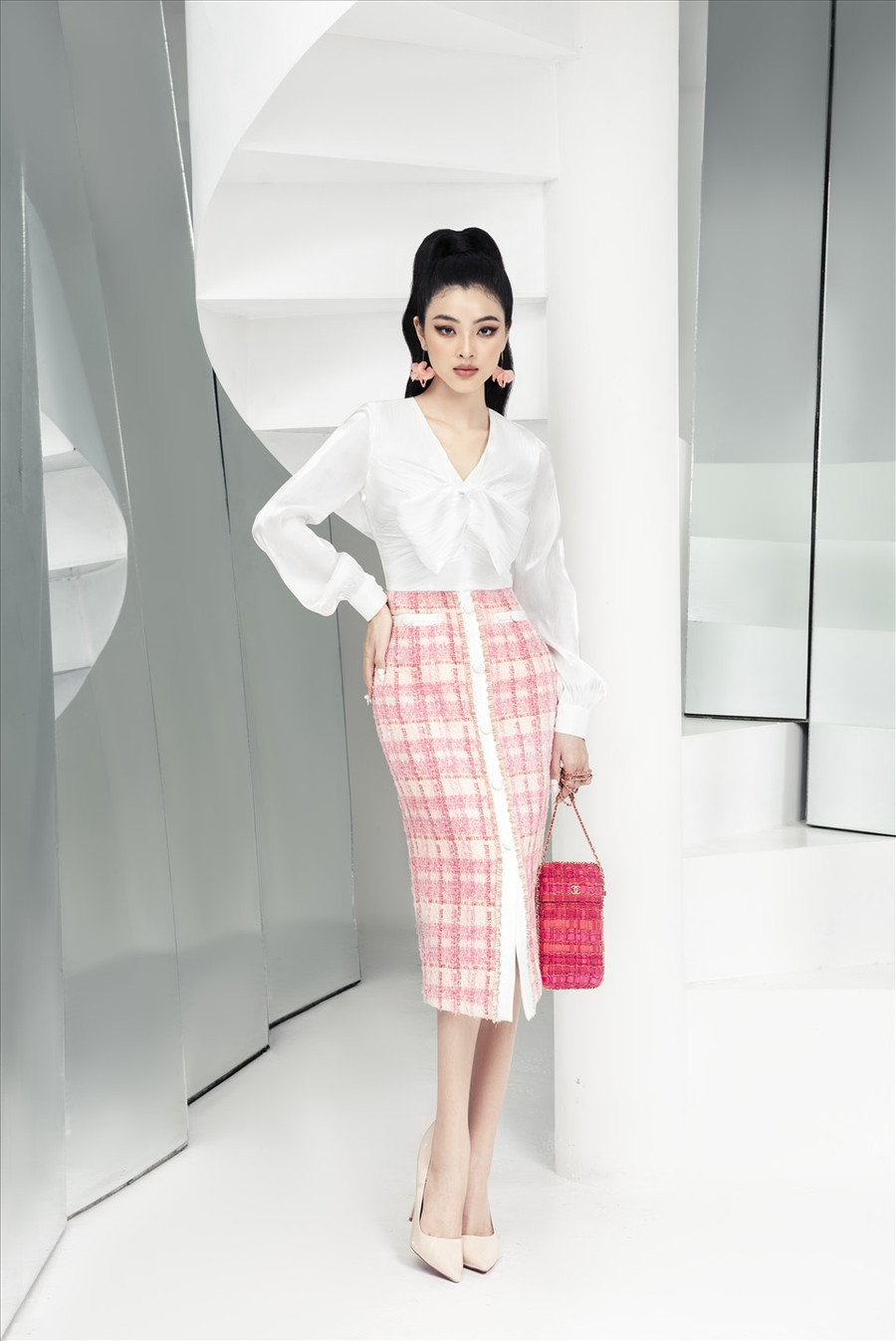 Mới đây, cô tung bộ ảnh phong cách mùa thu đông năm nay. Để truyền tải vẻ đẹp hiện đại xen lẫn chút cổ điển, nàng “Bích Diễm” Phạm Nguyễn Lan Thy đã phối đồ theo phong cách nhẹ nhàng, thanh lịch.