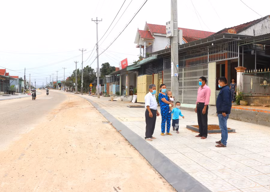 Hơn 100 hộ dân sống dọc 2 bên đường Lê Văn Tám (thị trấn Kbang) tự nguyện hiến 8.000 m2 đất, tháo dỡ hàng rào, cổng ngõ để mở rộng đường. Ảnh: Ngọc Minh
